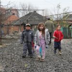 Več deset Romov ostalo brez socialne pomoči; obeta se socialna bomba