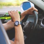 Med policijskim postopkom mrtvo pijan zaspal za volanom