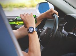 Med policijskim postopkom mrtvo pijan zaspal za volanom