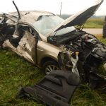 Z avtom pijan v drevo in nato še v skalo, hišo zgrešil le za las