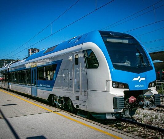 Poškodbe na vlaku iz Metlike niso posledica streljanja