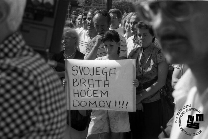 NB-8112_25-OB-protest-starsev-in-svojcev-slo-vojakov-v-JLA_5-6.7.1991
