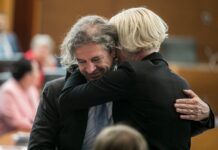 Golob komajda zaploskal UKZ, pred skupinskim slikanjem pobegnil