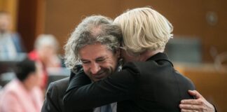 Golob komajda zaploskal UKZ, pred skupinskim slikanjem pobegnil