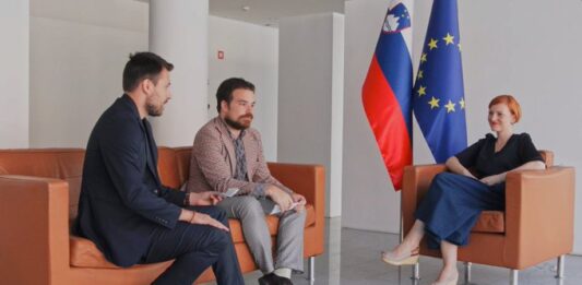 Združenje novinarjev odgovarja ministrici Asti Vrečko