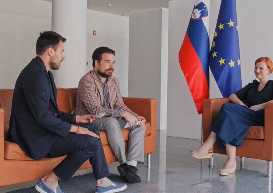 Združenje novinarjev odgovarja ministrici Asti Vrečko