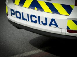 17-letnik v trgovini izmaknil denarnico in na bankomatu dvignil denar