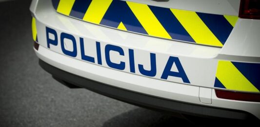 17-letnik v trgovini izmaknil denarnico in na bankomatu dvignil denar