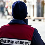 Novomeški Rom z motorjem zapeljal v redarja in ga poškropil s solzivcem