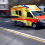 Pri padcu z delovnega stroja utrpel hude poškodbe