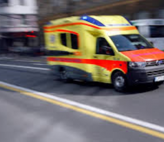 Pri padcu z delovnega stroja utrpel hude poškodbe