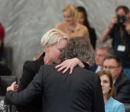 Parlament: Dogajale so se nenavadne boksarske predstave, padal je kozmični dež, zabeleženi so bili zanimivi nočni obiski