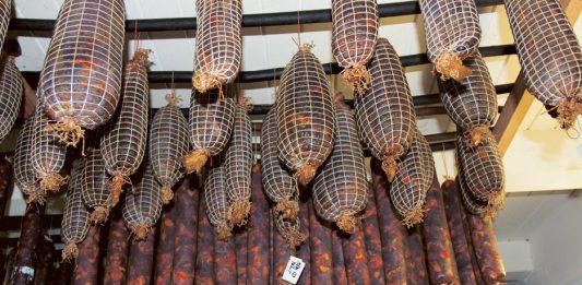 Odnesli za kar 5000 evrov suhomesnatih izdelkov