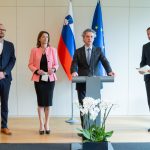 Odhajajoča koalicija pospešeno zaposluje svoj politični kader