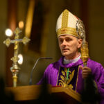 Škof Saje: Volite stranke, ki spoštujejo človekovo dostojanstvo in družino