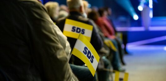 Anketa Parsifala: V parlament bi prišlo šest strank