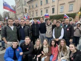 Mladi v Sloveniji se politično vse bolj nagibajo k desnici, ki jo vidijo kot bolj napredno