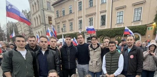 Mladi v Sloveniji se politično vse bolj nagibajo k desnici, ki jo vidijo kot bolj napredno