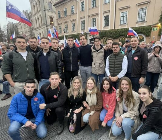Mladi v Sloveniji se politično vse bolj nagibajo k desnici, ki jo vidijo kot bolj napredno