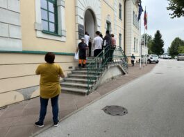 Ljudje na centrih za socialno delo jokajo, moledujejo in grozijo