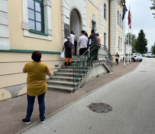 Ljudje na centrih za socialno delo jokajo, moledujejo in grozijo