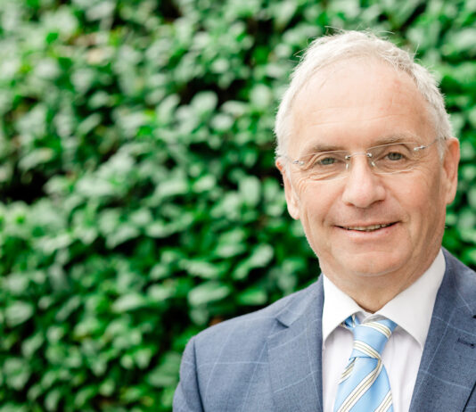 Mladina se mora Alešu Hojsu javno opravičiti za lažnive navedbe