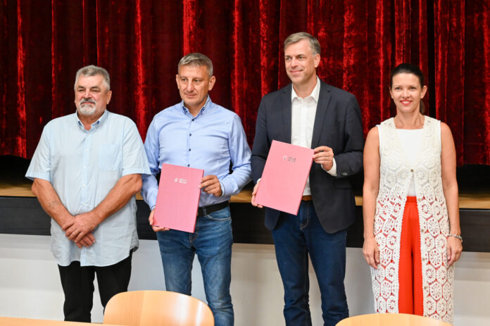 NM Podpisnika pogodbe, predsednik KS Gabrje Slavko Matko in ravnateljica OŠ Brusnice Jasmina Hidek