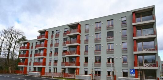 V Podbrezniku vlomilca pregnala alarmna naprava