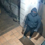 Odnesli več kosov orožja in zlatnino