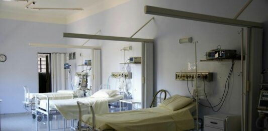 Odmevno: “Če obstaja kakšen pekel, upam, da bo tam za ministrico za zdravje in premierja ena čisto posebna kamrica”