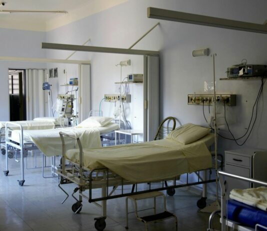 Odmevno: “Če obstaja kakšen pekel, upam, da bo tam za ministrico za zdravje in premierja ena čisto posebna kamrica”