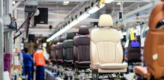 Gospodarska rast v Sloveniji po letu 2021 naglo strmoglavila