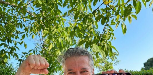 Je Golob medijem pokazal ponarejen račun?