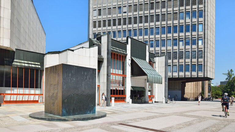 Bo Trg republike v Ljubljani preimenovan v Trg Jožeta Pučnika?