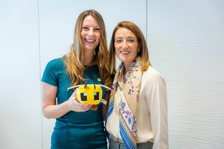 Zala Tomašič v Bruslju opozorila na pomen zaščite pravega medu in boj proti ponaredkom