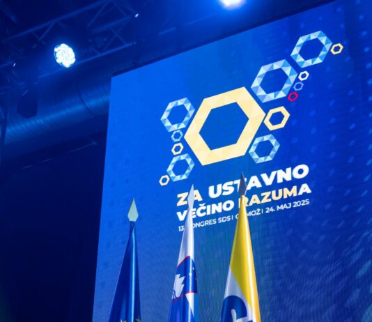 Anketa: SDS daleč pred drugimi, brezupen položaj za Gibanje Svoboda