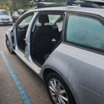 Z volkswagna pred zdravstvenim domom ukradli stranska vrata! (foto)