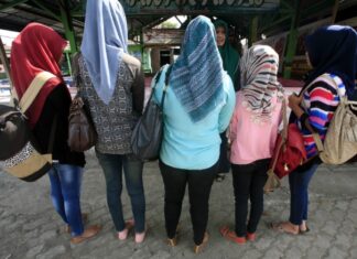 Avstrija dokončno prepovedala nošenje islamskih naglavnih rut v šolah