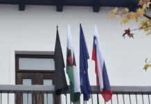 Črnomelj: Črna zastava v znak podpore in solidarnosti