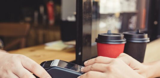 Ukradel kartico s pinom in si postregel z veliko vsoto denarja