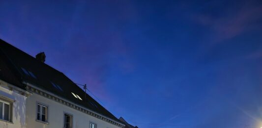 Novo mesto: Nepregledna množica na Glavnem trgu, predstavitve županov, svetnikov, žvižgi za Goloba