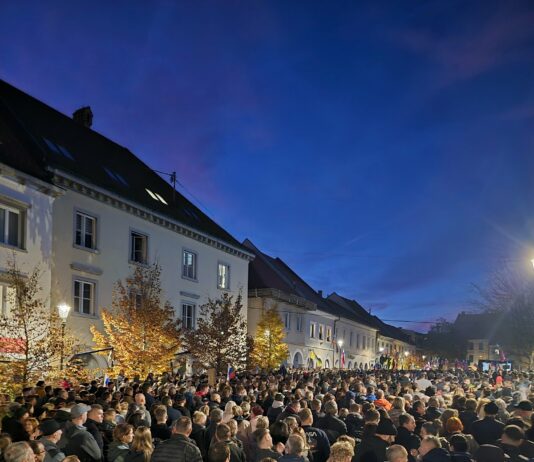 Novo mesto: Nepregledna množica na Glavnem trgu, predstavitve županov, svetnikov, žvižgi za Goloba