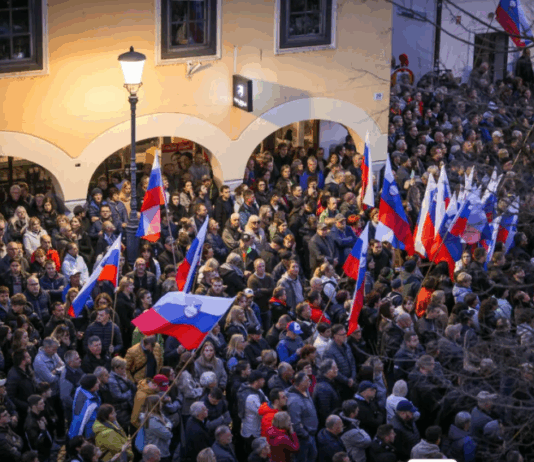 Golob priznal, da v vladi niso kos situaciji, napovedal spremembe, nato pobegnil – večina skeptična do obljub