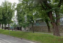 Ob 10. uri na Rozmanovi prižig sveč v spomin na ubitega očeta; v torek veliki shod