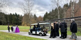 Na novomeškem pokopališču Srebrniče množično slovo od Aleša Šutarja