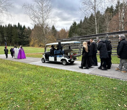 Na novomeškem pokopališču Srebrniče množično slovo od Aleša Šutarja