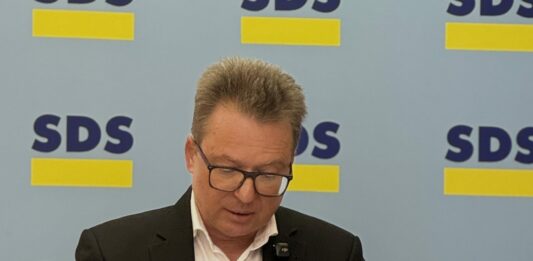 SDS in NSi za ustavno presojo prispevka za dolgotrajno oskrbo za upokojence in popoldanske s. p.