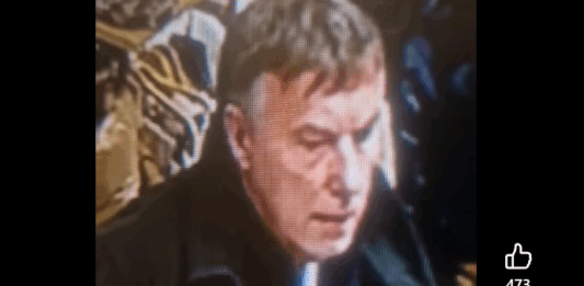 Pod plašč pobasal dve dragi jakni in odšel iz trgovine (video)