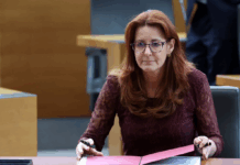 Katičeva naj bi zahtevala, da ji najdejo službo, kmalu nato videna na Darsu