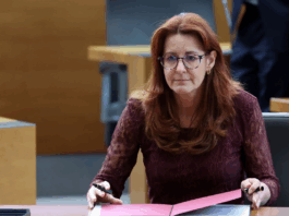 Katičeva naj bi zahtevala, da ji najdejo službo, kmalu nato videna na Darsu